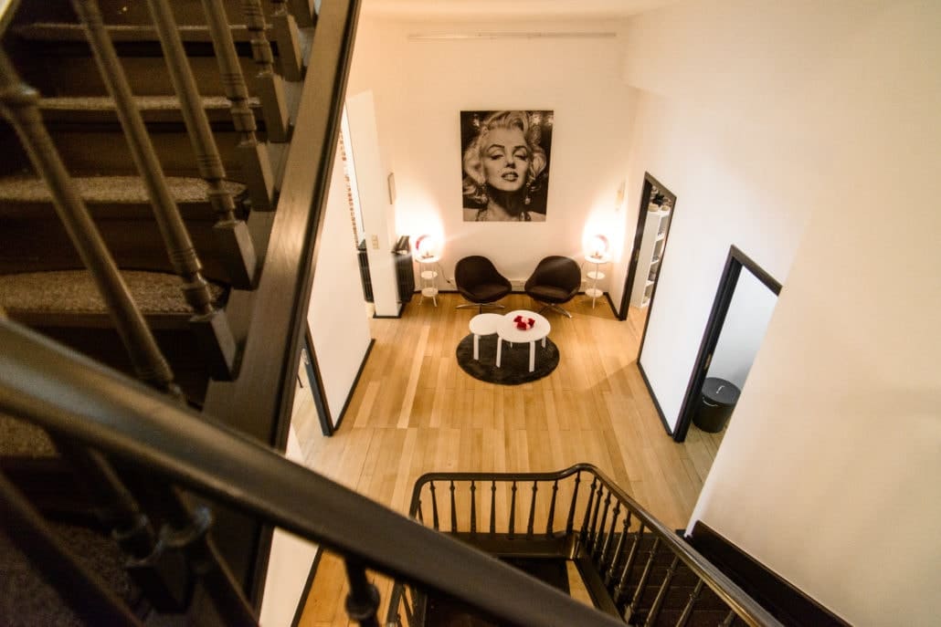 Salle d'attente de chez BODYdharma vue du haut d'un escalier